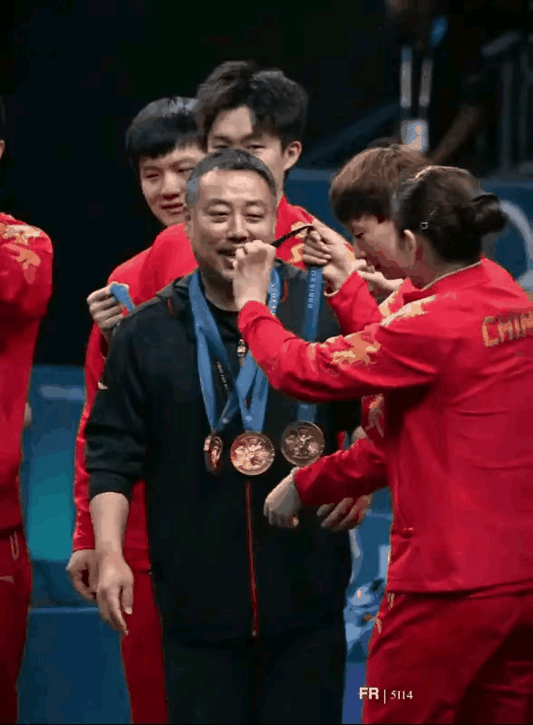 大头的眼神原来可以这么太甜可以看到星星
大头的眼神里只有莎莎
感觉他看到莎莎眼睛