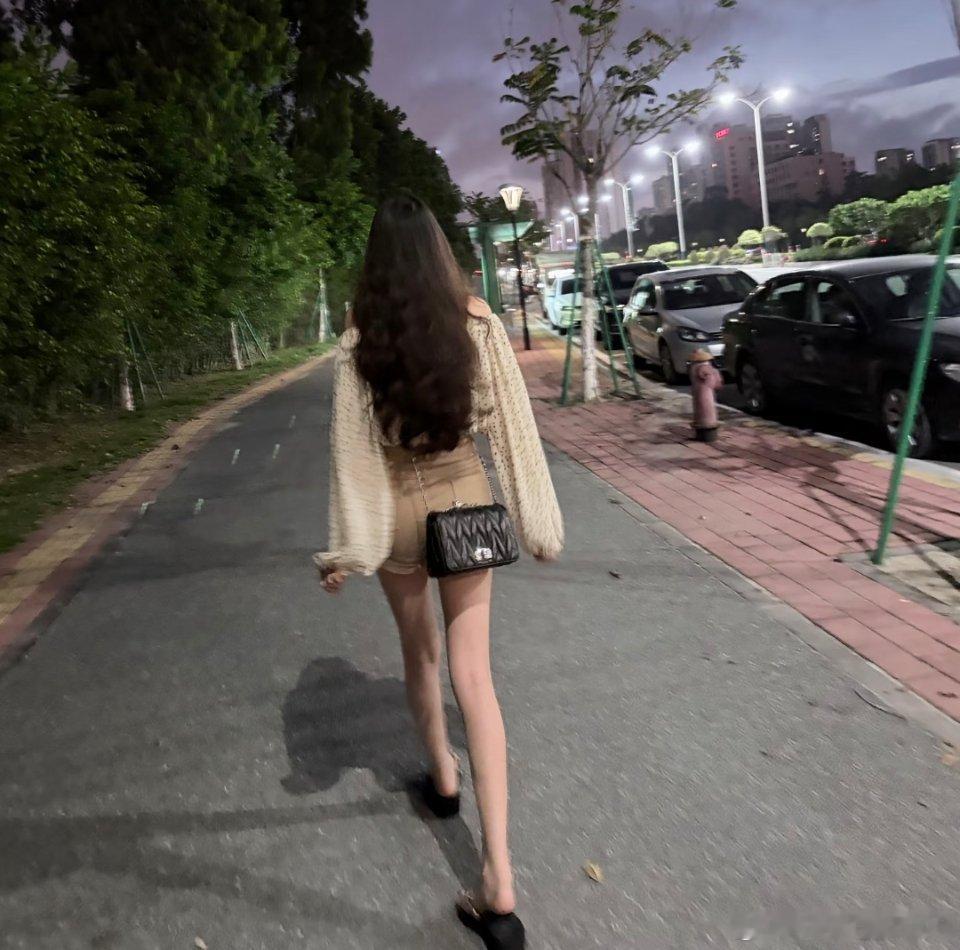 好久没和老婆一起散步了 