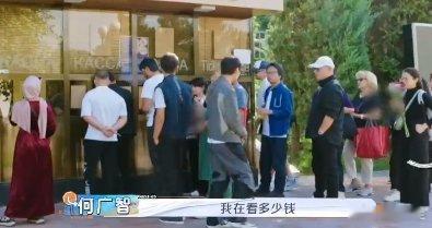 #救救何广智吧他快碎了# 可怜的何广智在国外买票时遭遇了巨大挑战，语言障碍使他陷