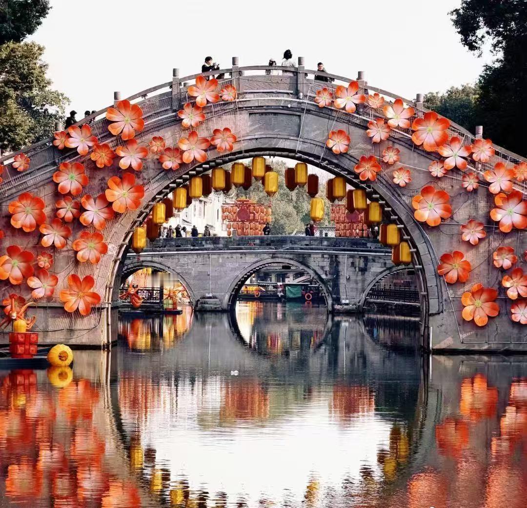 江淮春暖辞旧岁，庐州灯火迎新春。合肥以灯火为媒、以烟火为韵，将新春氛围铺满城市每