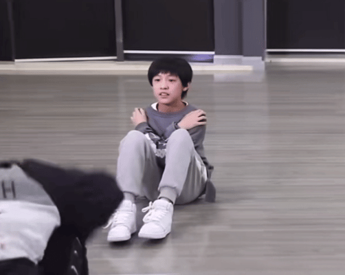 禹儿妹从小到大就这样一推就倒，一直在被吨位迫害！张泽禹 prada品牌大使
