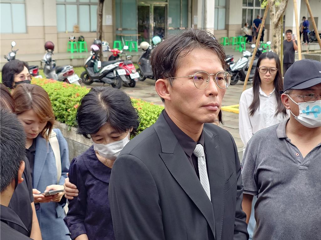 黄国昌、陈佩琪雨中送别彭振声妻子，雨水淅淅沥沥地洒落，仿佛也在为逝者哀伤。在这场