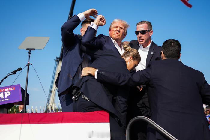 当地检察官表示，枪手当时从集会会场旁边的一栋楼上、距离特朗普约180米至275米