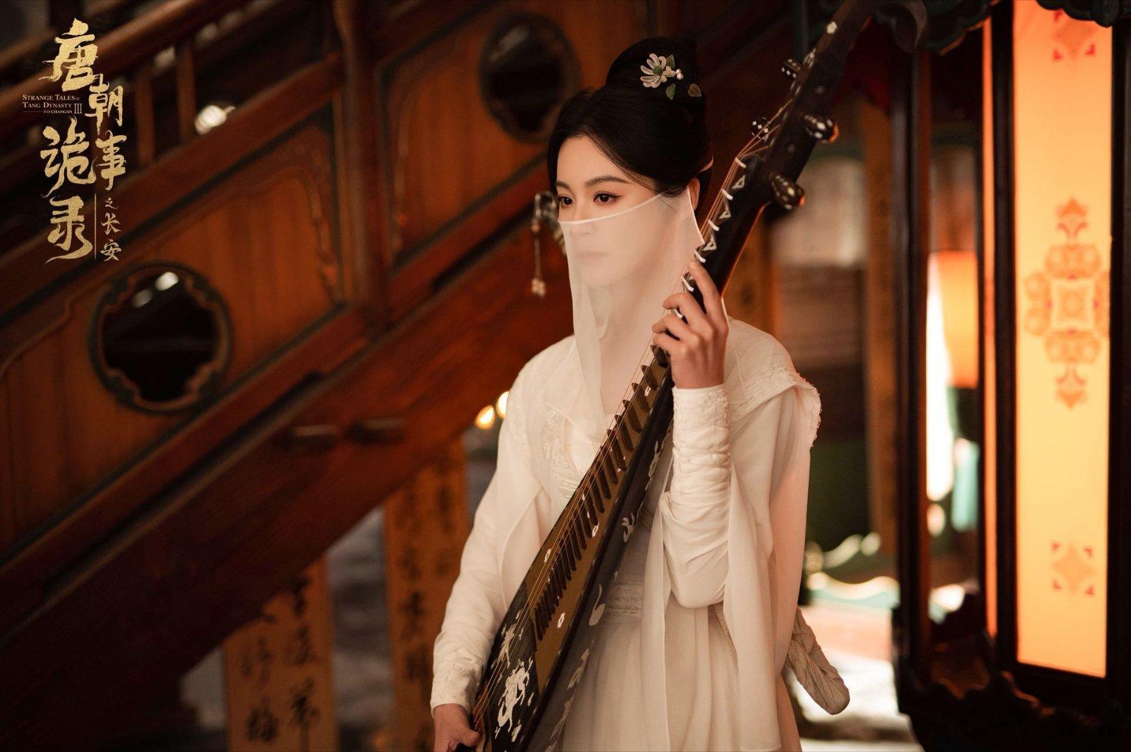 白衣奴娇携剑舞，毛林林又美又飒！ 