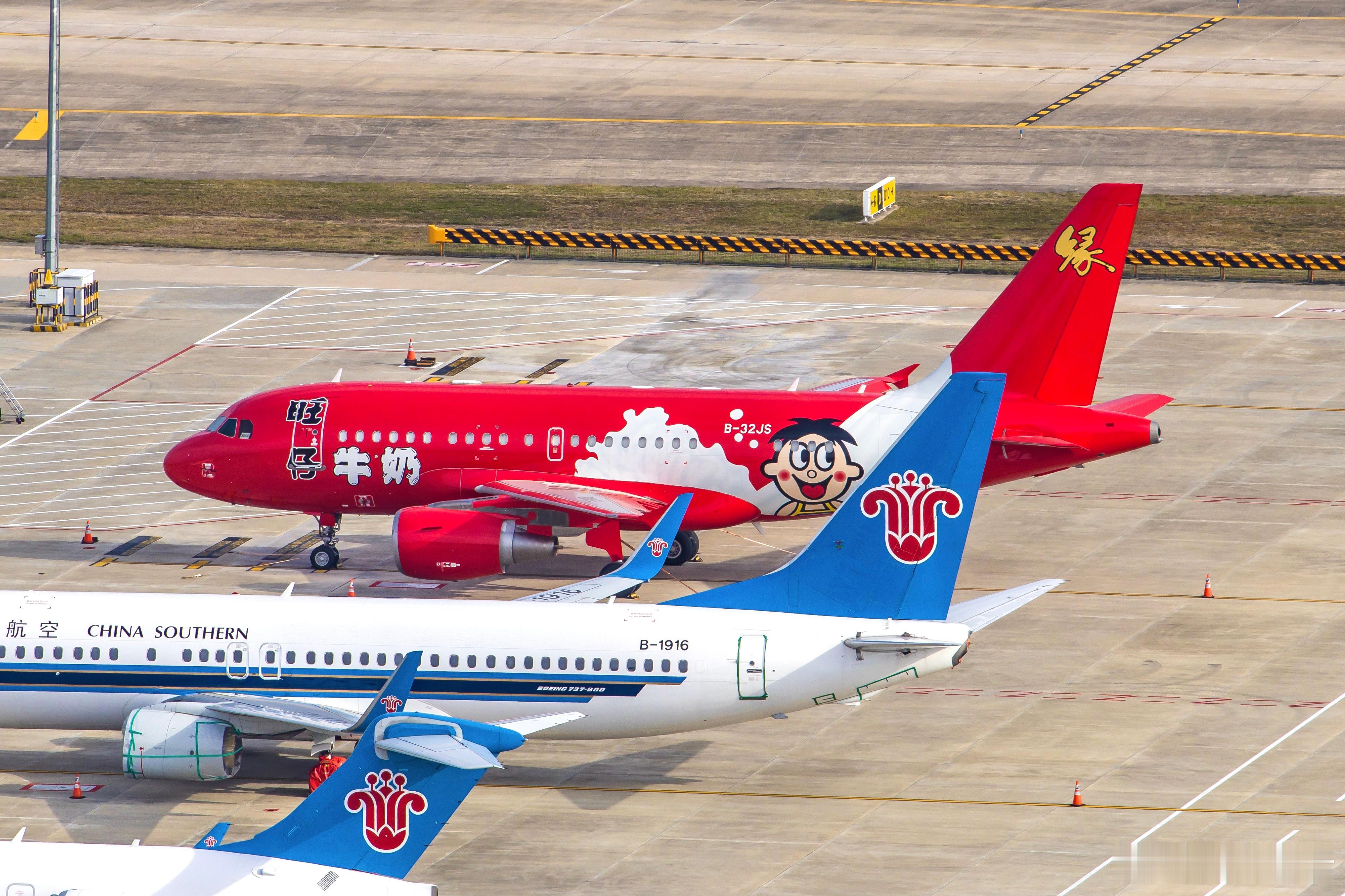 旺仔的专机，第一次见。话说，在红色的垂尾上写一个“绿”是什么意思？冲一下红么 ​