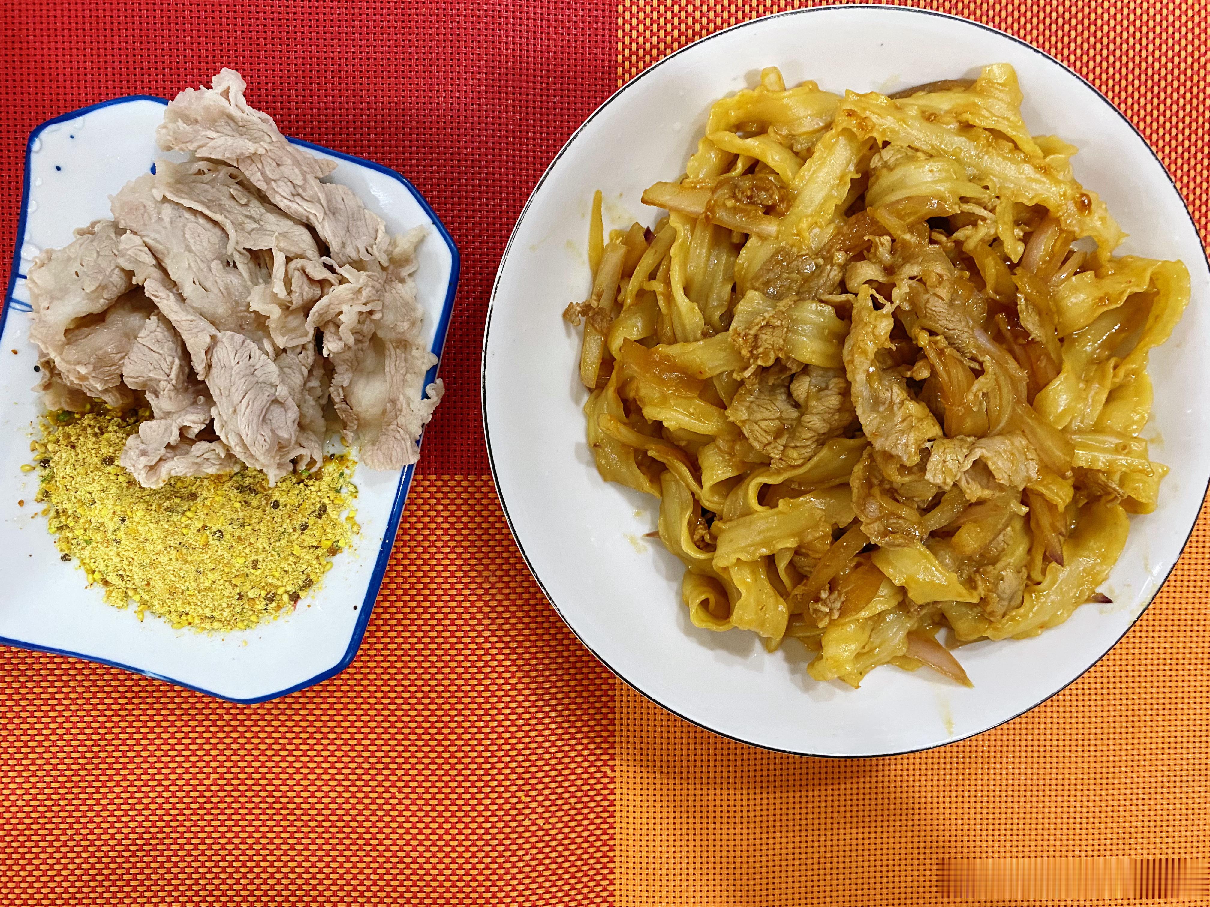 早餐哥  9月21日早餐牛肉炒面，水煮牛肉片+蘸料昨天又买了五斤牛肉，家里有个爱