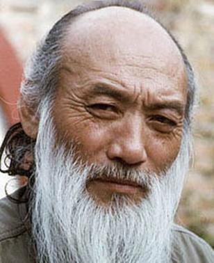 剑圣于承惠，

他的生命轨迹，恰似一柄需要千锤百炼的宝剑，在漫长的沉寂中积蓄光华