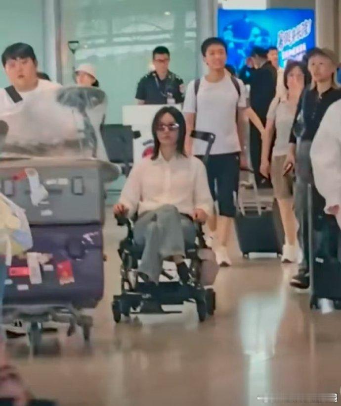 尚雯婕也闯进战损赛道了巴黎合伙人名场面巴黎合伙人轮椅拐杖滑行车三件套齐了，尚雯婕