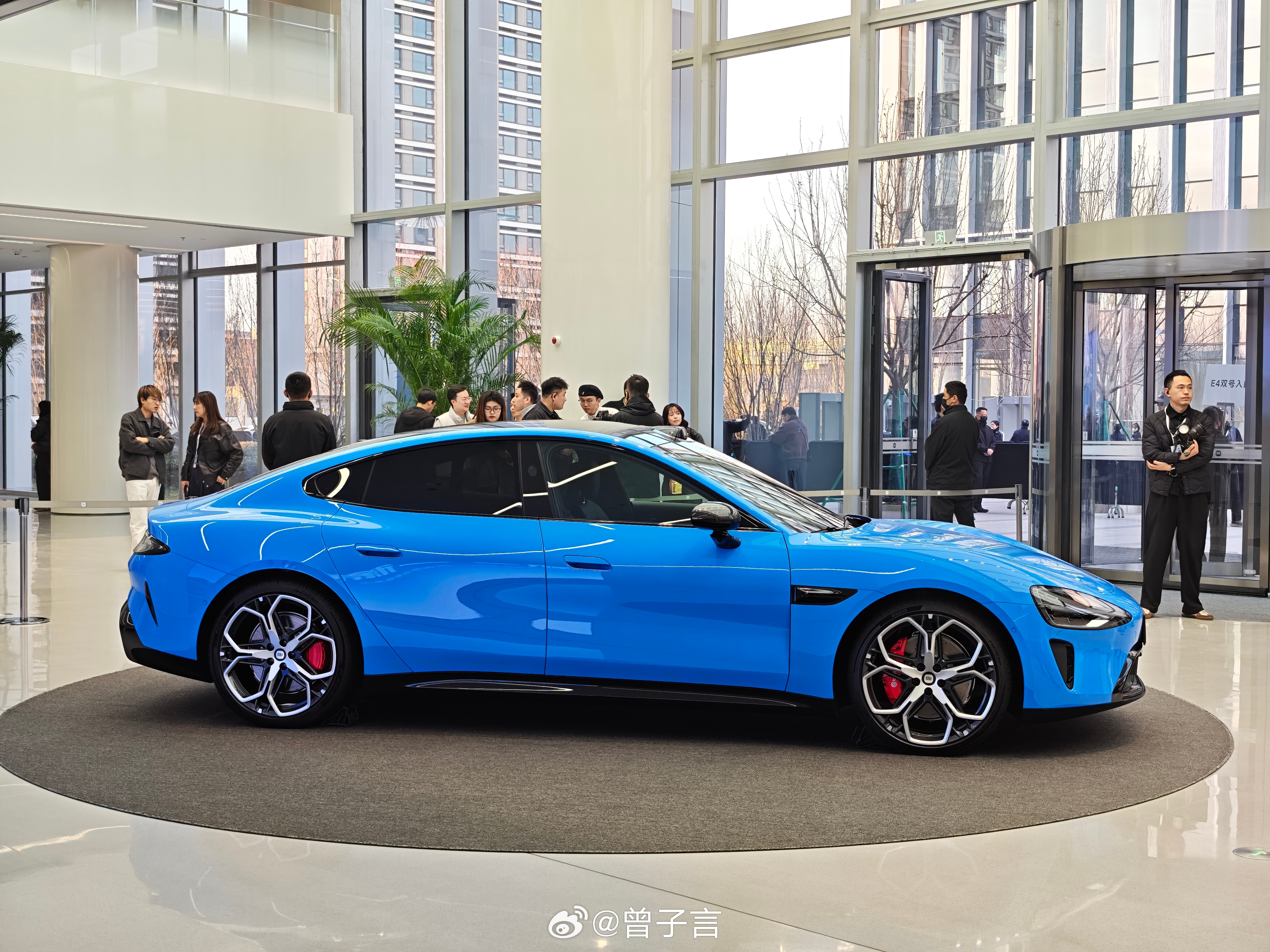 抵达 新一代SU7 上市发布会现场！卡布里蓝实车真好看，坐等雷总上台 小米发布会