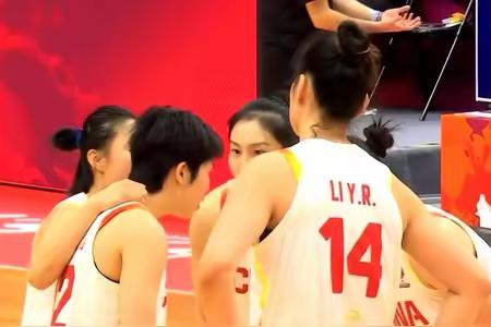 王思雨终于把自己打成了孤家寡人。中国女篮世预赛一系列比赛。王思雨让她浑身的功夫和