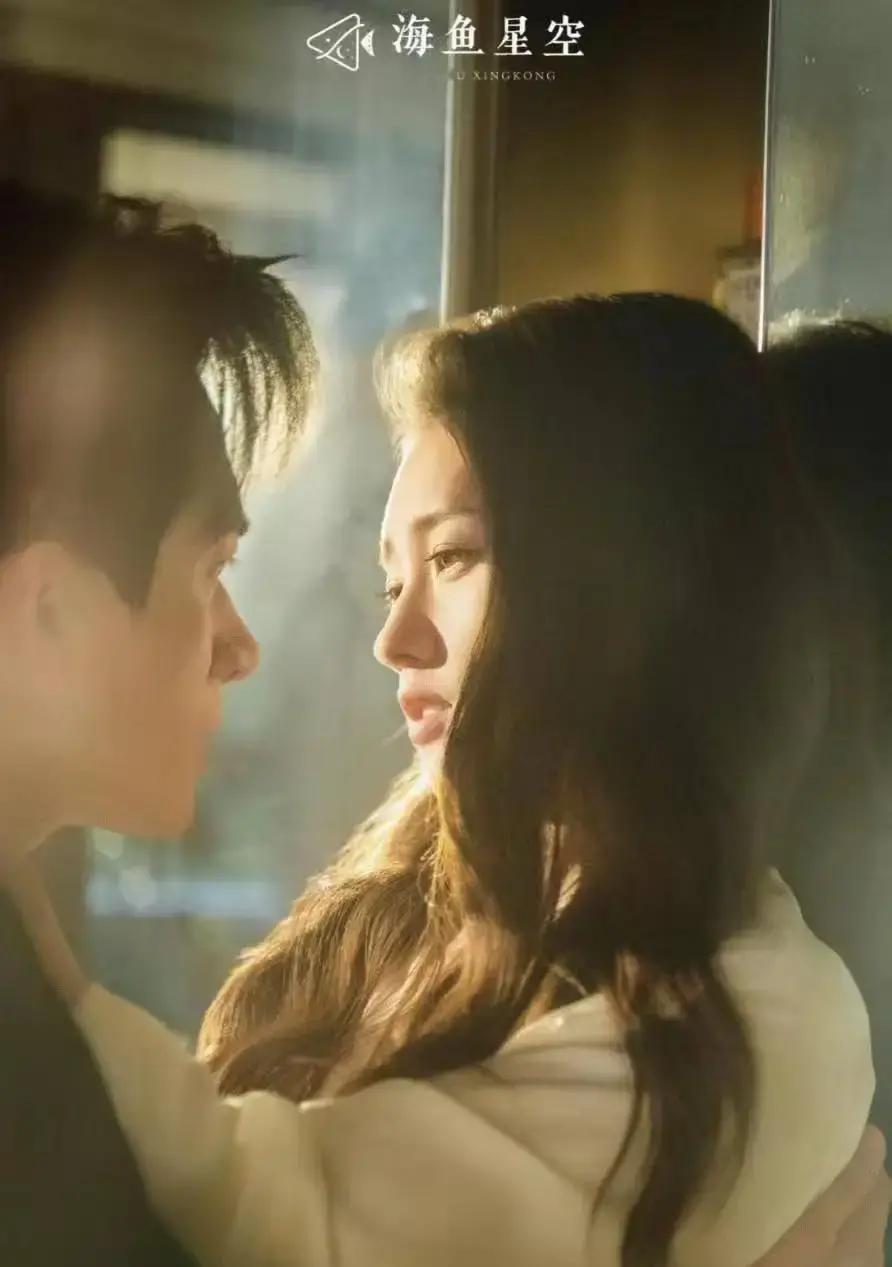 别再骂短剧“土尬low”了。
 
你随手滑走的，可能是一个中戏优等生的毕业大戏。