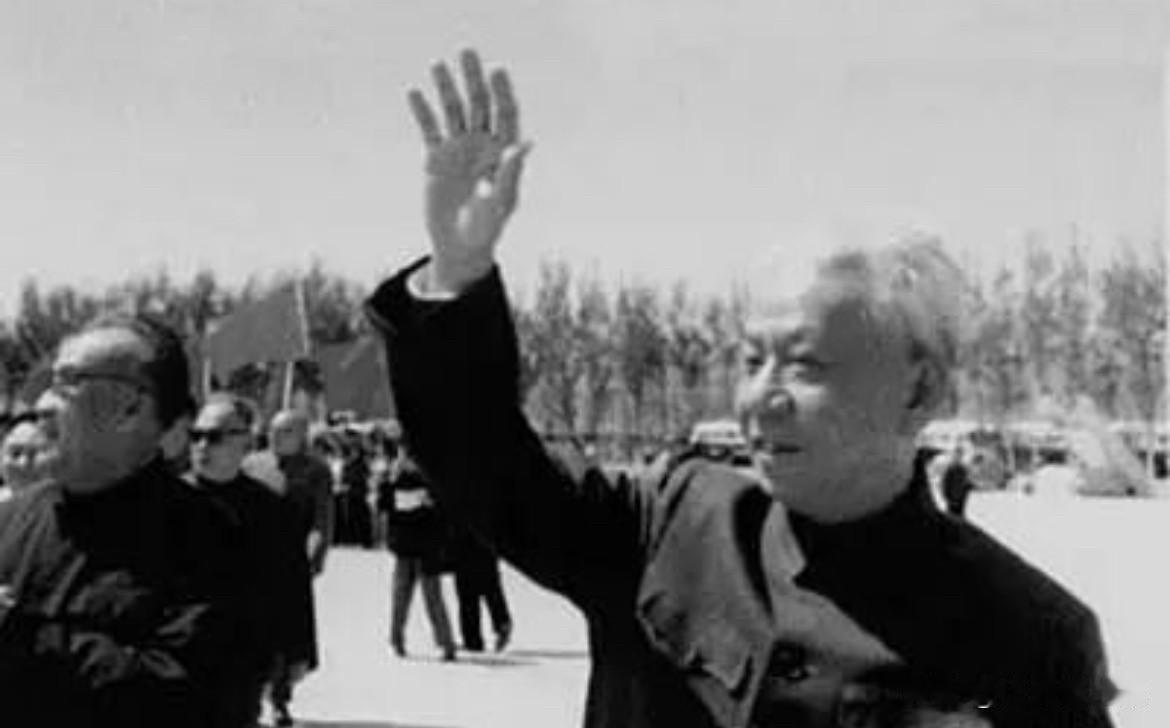 1966年3月至4月，刘少奇对巴基斯坦、阿富汗、缅甸进行访问。临行前，他向欢送的