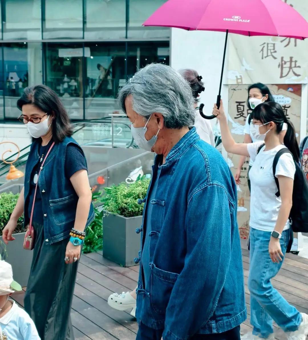 林子祥和65岁叶蒨文现身深圳逛街被偶遇，两个人都已经白发苍苍了，但穿衣打扮依然年