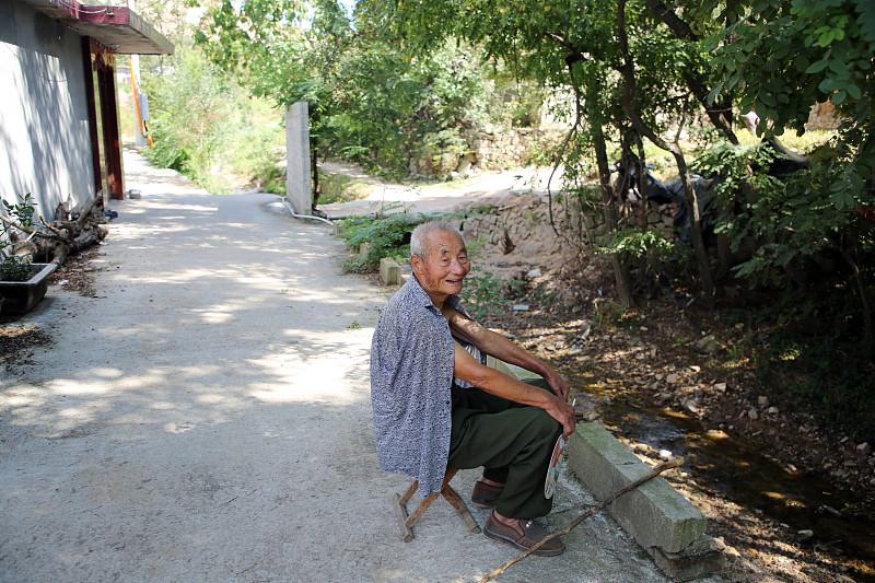 昨天陪我妈回了趟她乡下的老家，给82岁的外婆过重阳节。
外婆早早就搬着小竹凳坐在