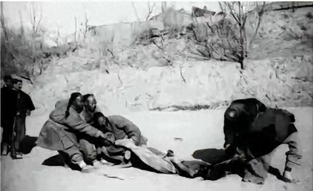 1944年，日军将一个光着身子的少女扔到了河边，临走时还踢了几脚。突然，一条狼狗