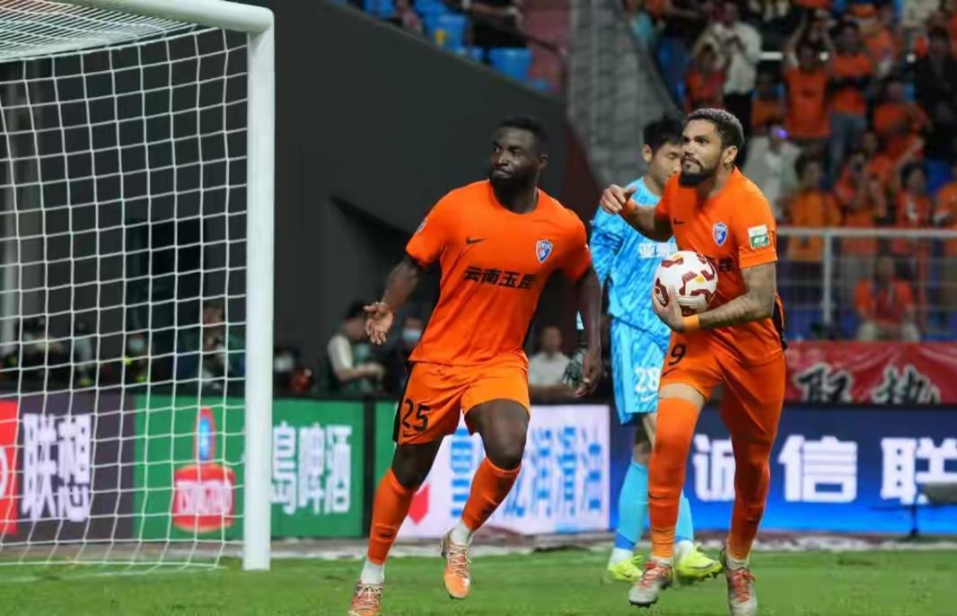 这就去了？黄紫昌和鲍亚雄已跟随云南玉昆训练！
足球博主“老草莓”今天在社媒发布视