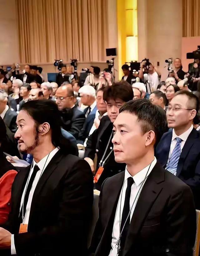 吴京这是角色需要吗？
    有导演留大胡子，误导是艺术家形象。如今吴京也蓄起了