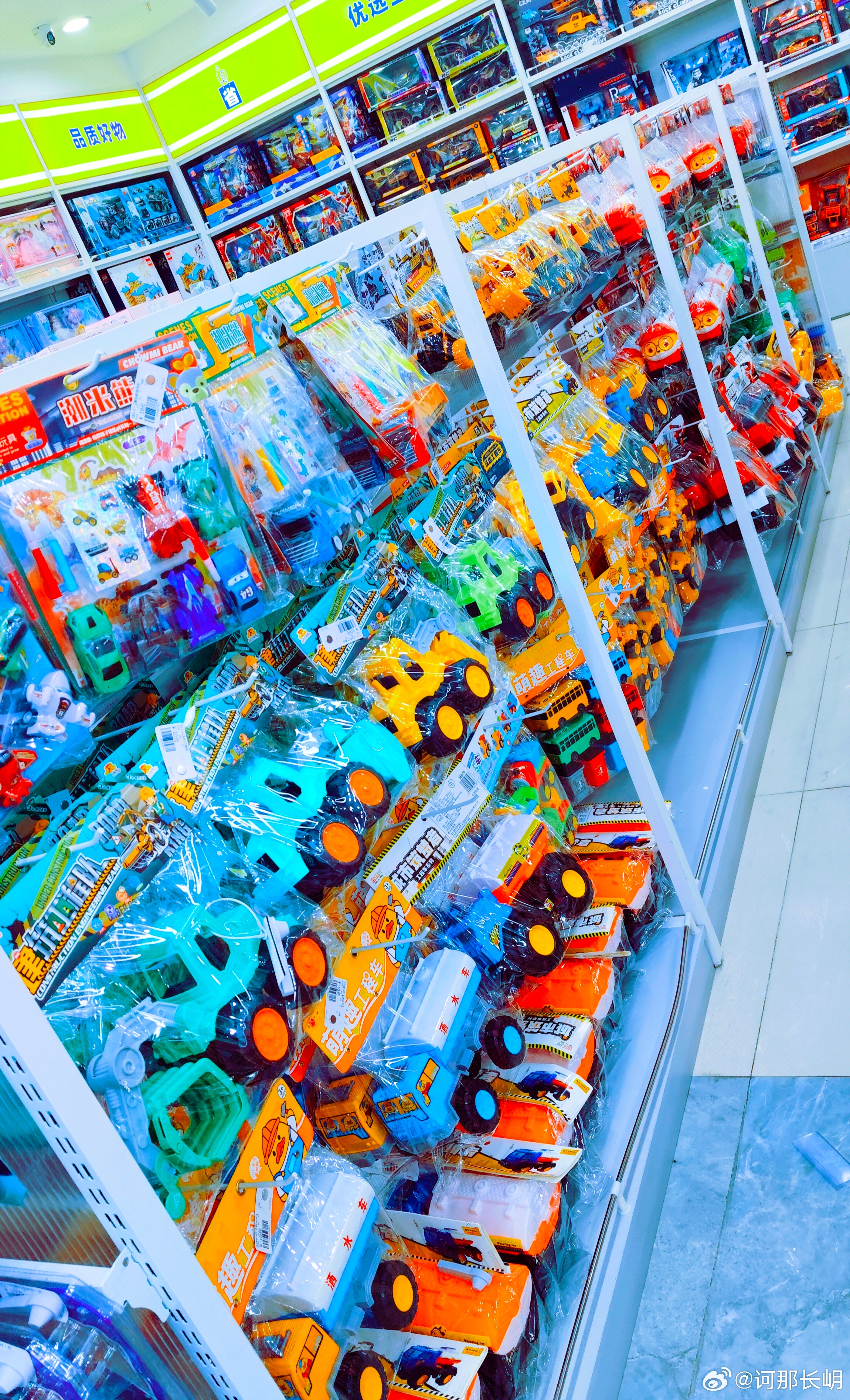 手机摄影 今日份治愈来自玩具店！篮球带着运动的元气，工程车队藏着冒险的故事，库洛