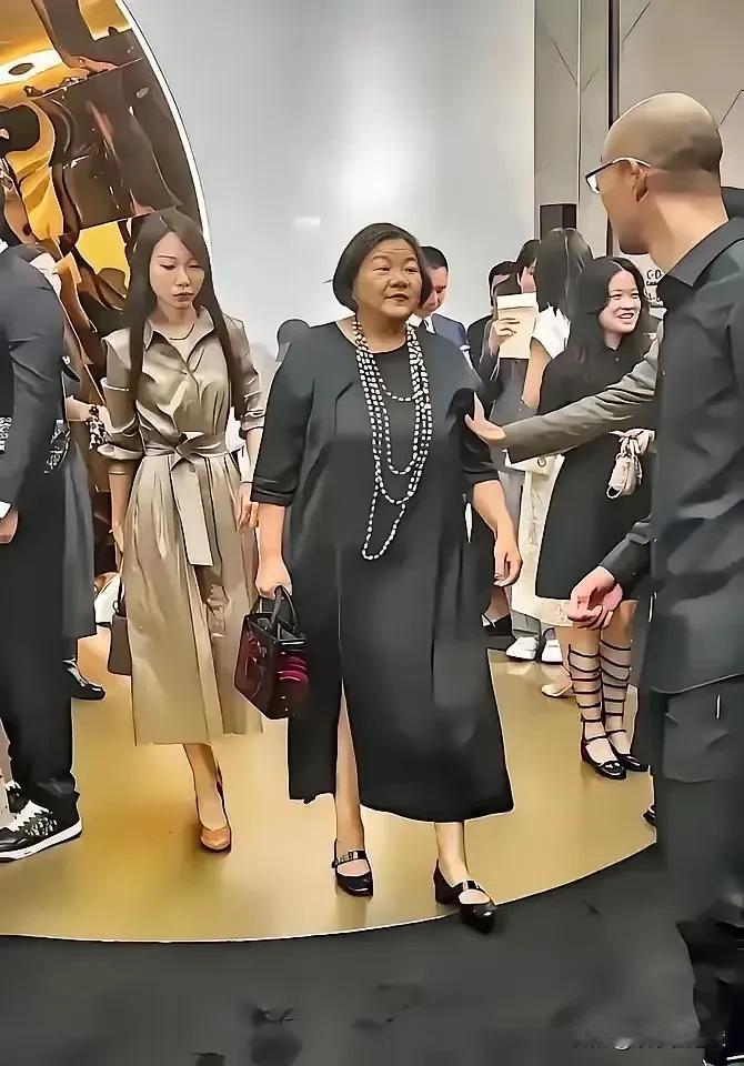 照片中这个女人不是洪晃吗，这么多年晃来晃去的，都晃成老大妈了。
说实在的，其实她