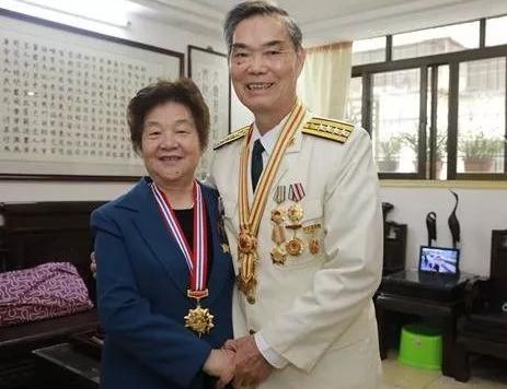 1971年，23岁的女干部李玉枝嫁给了一级伤残战斗英雄，新婚之夜二人同房时，她竟