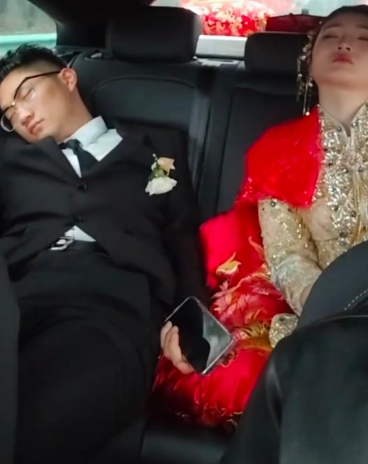 安徽，一对新人结婚，在前往婚礼现场的婚车上，两人都睡着了，新娘靠在座椅上，新郎歪