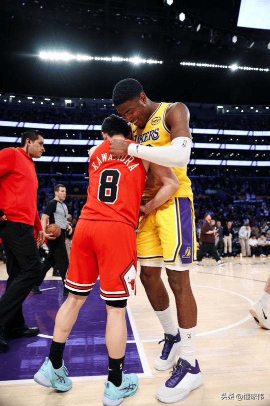 励志！八村塁谈河村勇辉：

“我很开心。”

“看到他能够上场打球。”

“他为