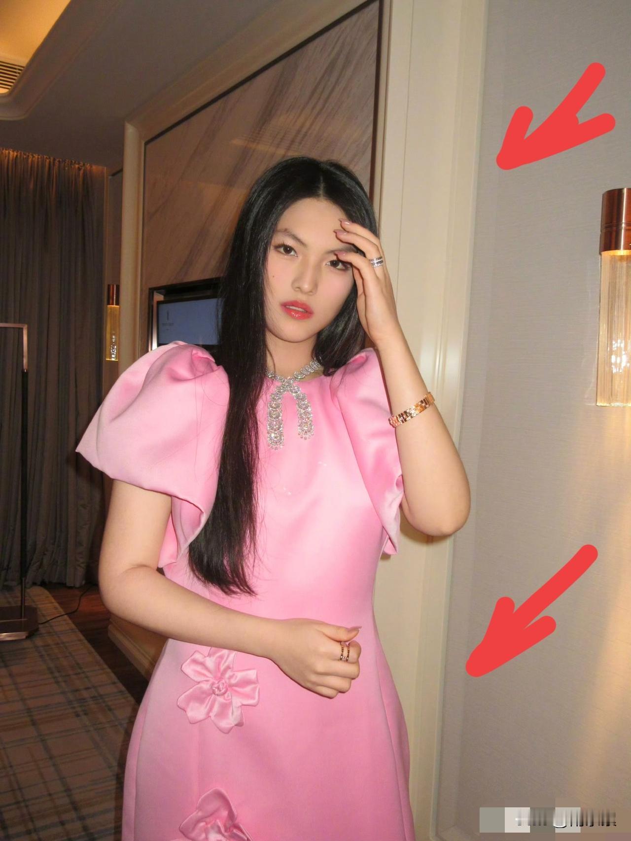 尴尬了！ 最后一张照片露馅：墙壁P歪了？果然又是美中不足！

放寒假回国的王诗龄