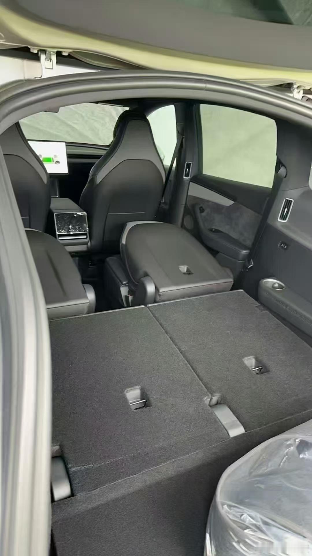 六座版Model Y L，这座椅和内饰完美诠释了伊隆哲学，极简就是最伟大的时尚[