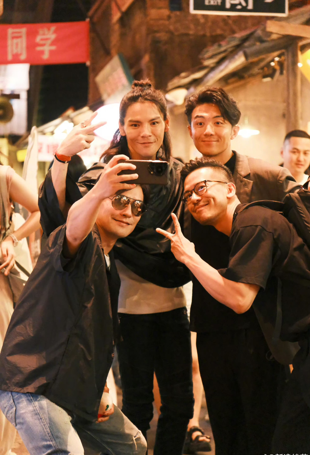 #向佐能复活吗##向佐粉丝喊话披哥节目组# 什么什么向佐一日游[并不简单]还没看