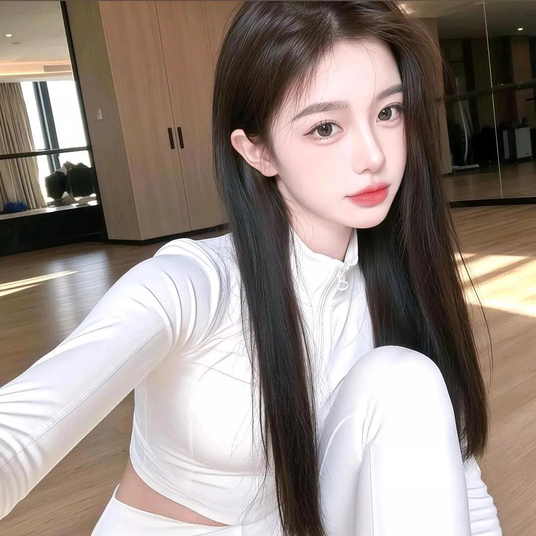 白衣少女，优雅自拍，阳光下的迷人时刻