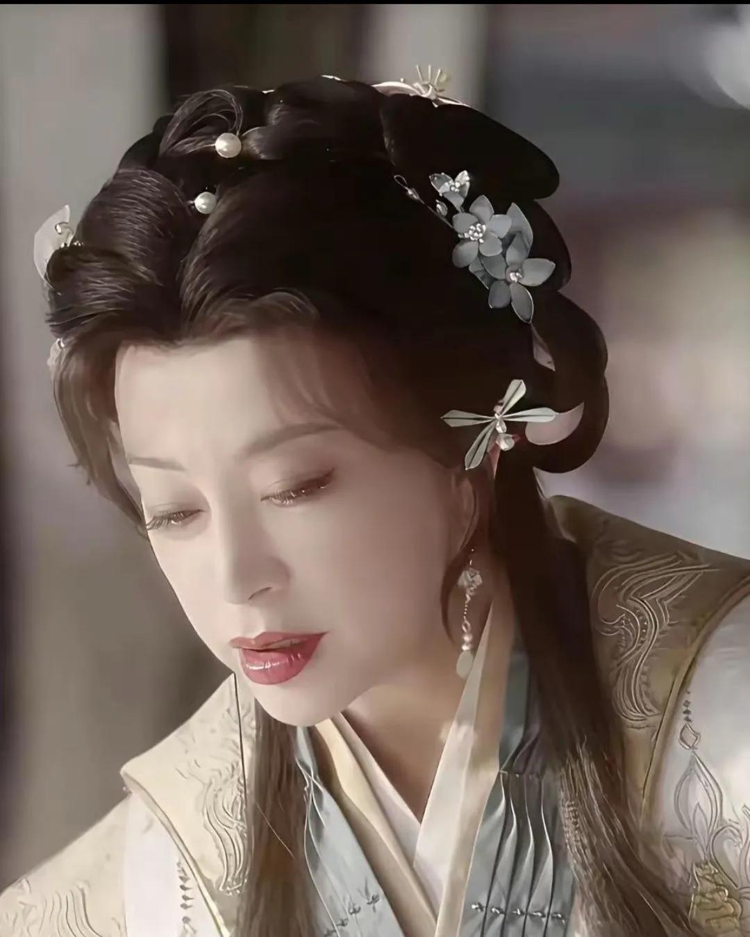 75岁很厉害了，刘晓庆在短剧锦绣安然里演的纯情少女造型还不错[赞]