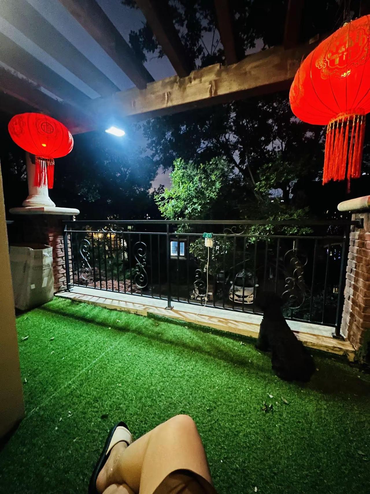 偶遇我同学，我说这个唱歌的是我同学。俺家老爷们儿说我看出来了。我问你怎么看出来的