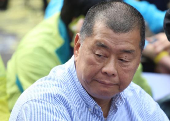 英国首相把释放乱港分子黎智英作为访华的条件，在昨日被“啪啪”打脸，黎智英三项罪名