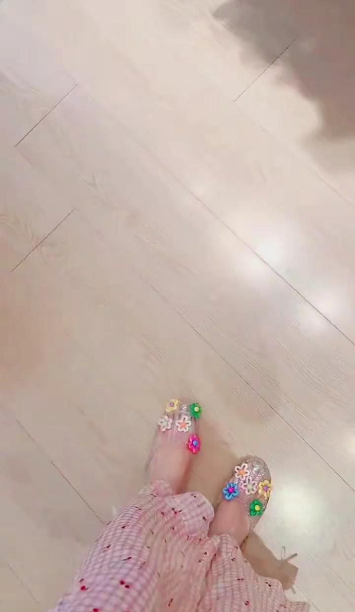 我勒个乖乖，姐妹送的，她说这是仙女鞋，说可以回味到小时候用火钳烙铁的场景了😩，