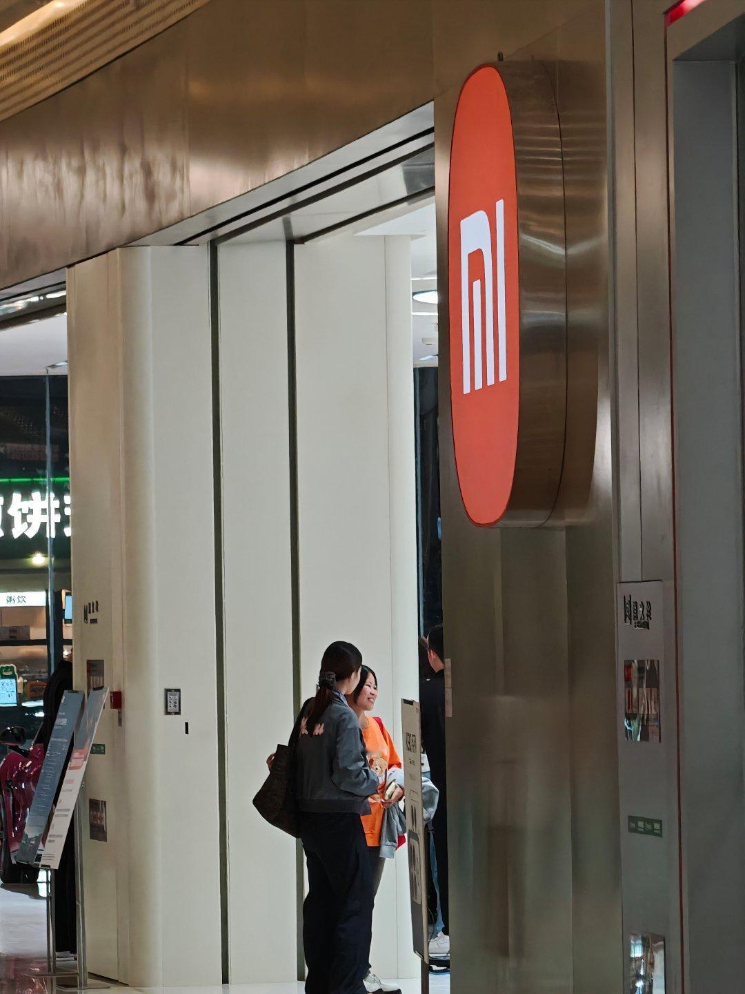 给你们看看真正朴实无华商战，华为就在小米对面 ​​​