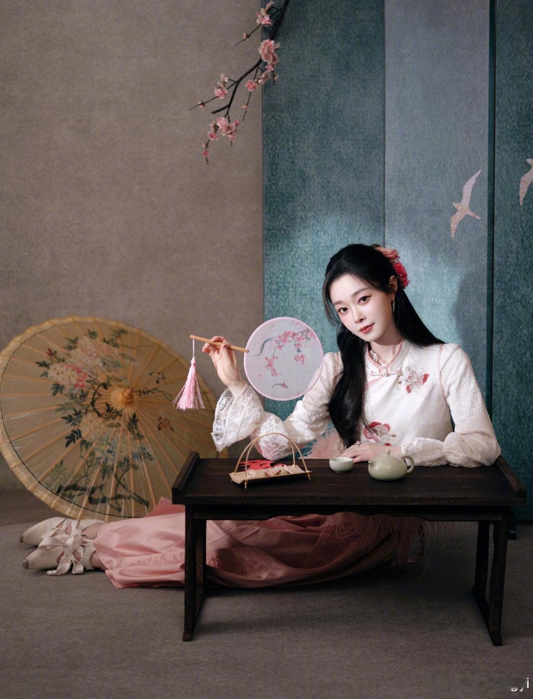 梅枝映影的雅致场景里，宋轶以一袭新中式造型勾勒出东方美学的温婉诗意。

白色提花