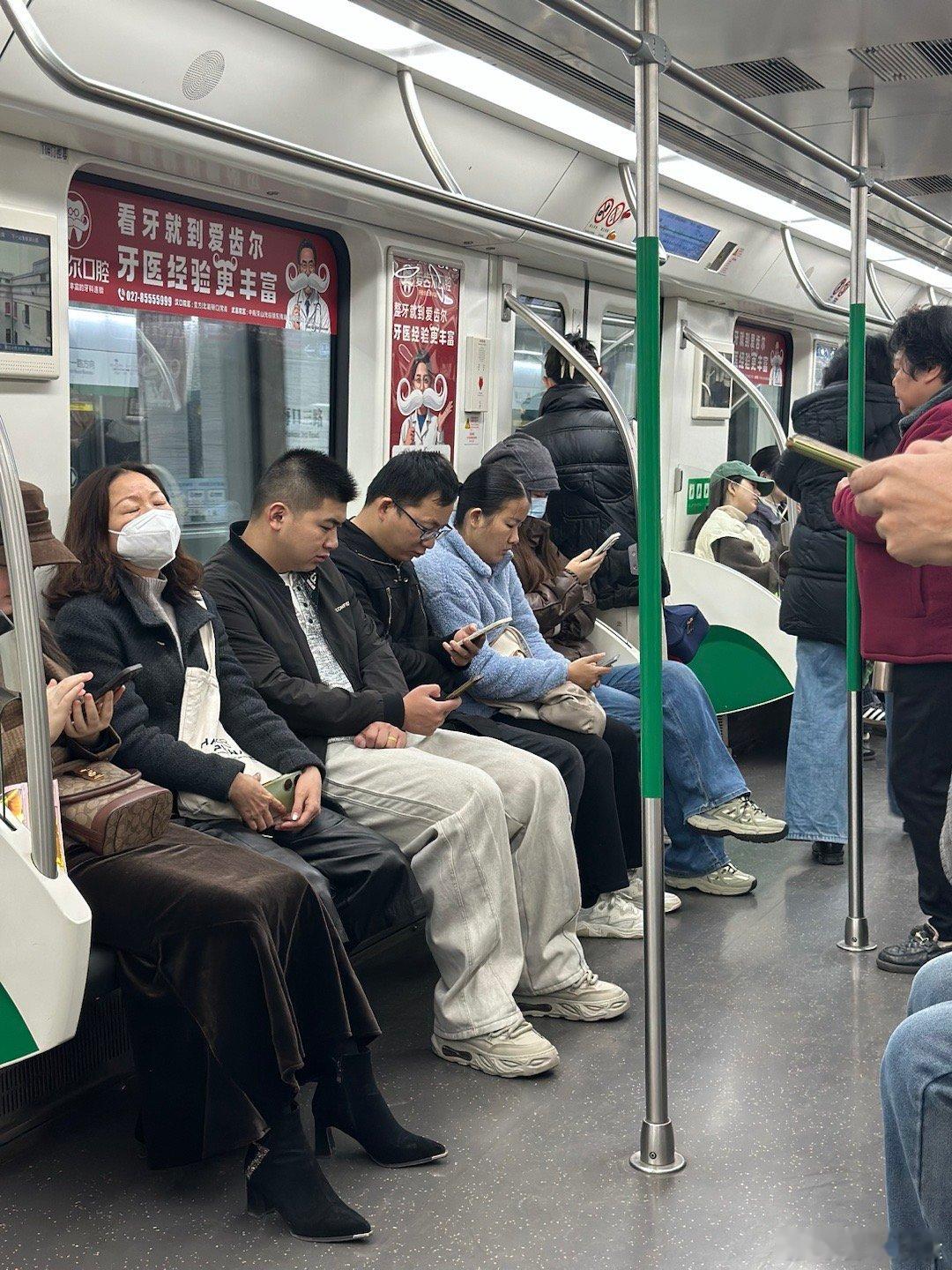 早上的地铁基本都是两类人，一类小咪一会的，一类玩手机的。 