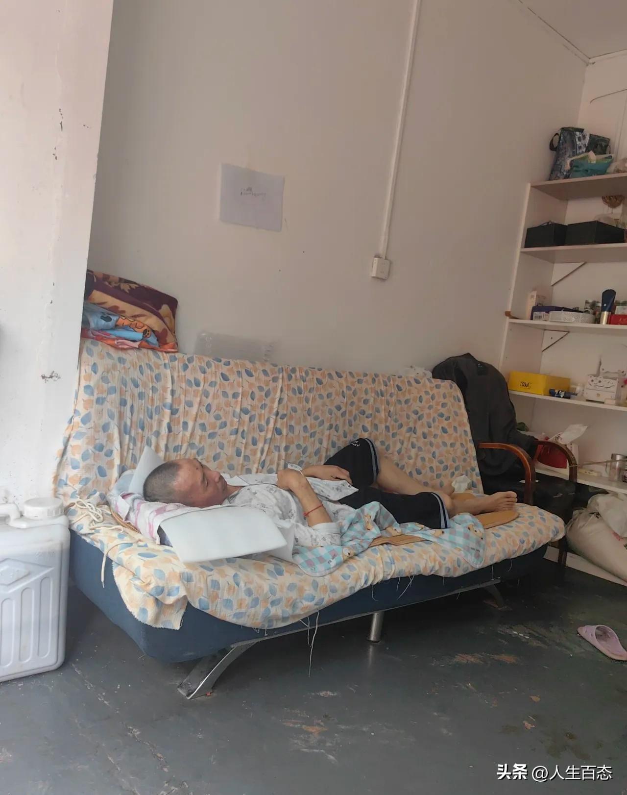 全网都在夸孝顺时，谁看见独生子女在厕所里哭？

父母养我小，我养父母老，前几年我