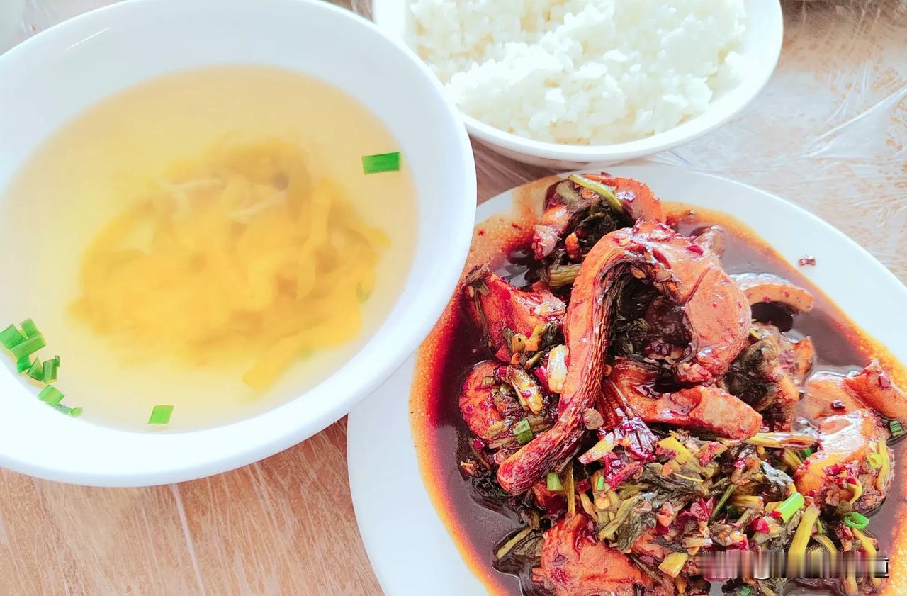 朋友相邀，体验了一把南汇黑鱼饭，店里只做黑鱼饭，分微辣和重辣，汤有三种可选：榨菜