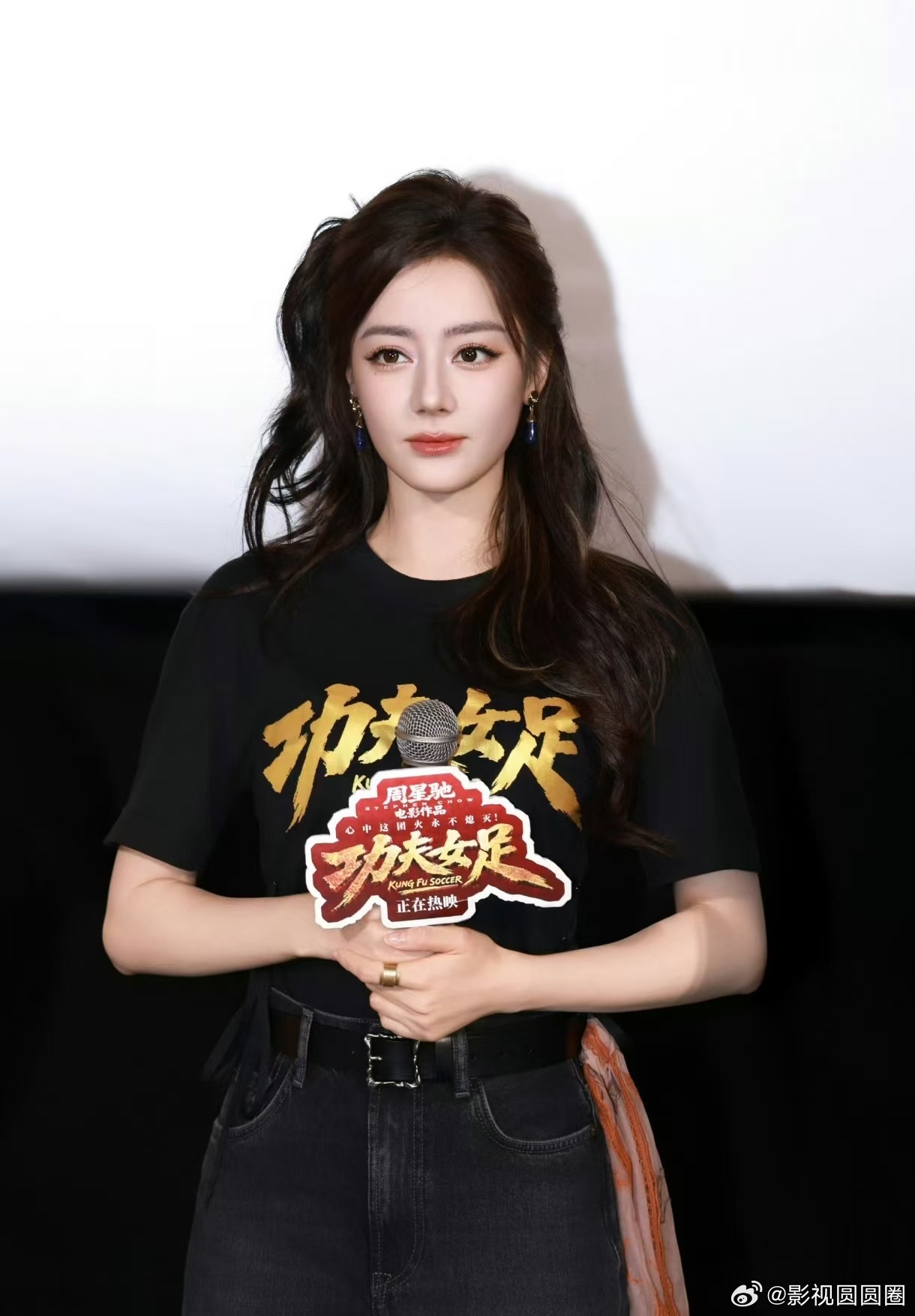 迪丽热巴被线下贴脸魔丸担当 迪丽热巴在《功夫女足》里彻底放飞自我，和队友打闹耍宝