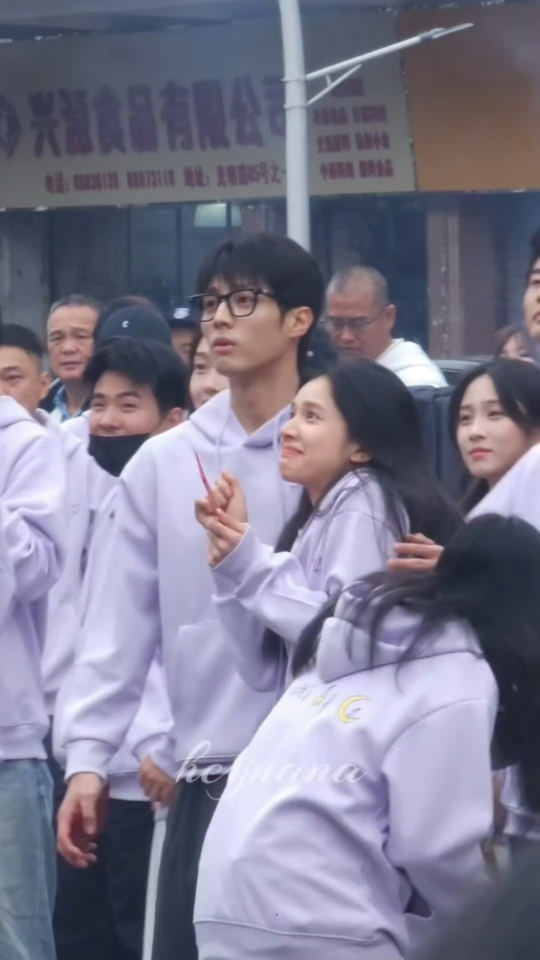 谁懂婧仪被无人机吓到，陈靖可在旁边一把护住，好甜啊！ 