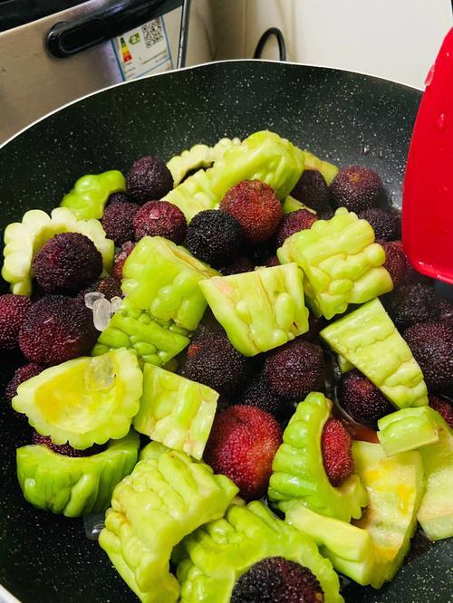 全国的美食爱好者速来围观，这个菜你们尝过没？见过没？好吃不？
近日，一广东网友在