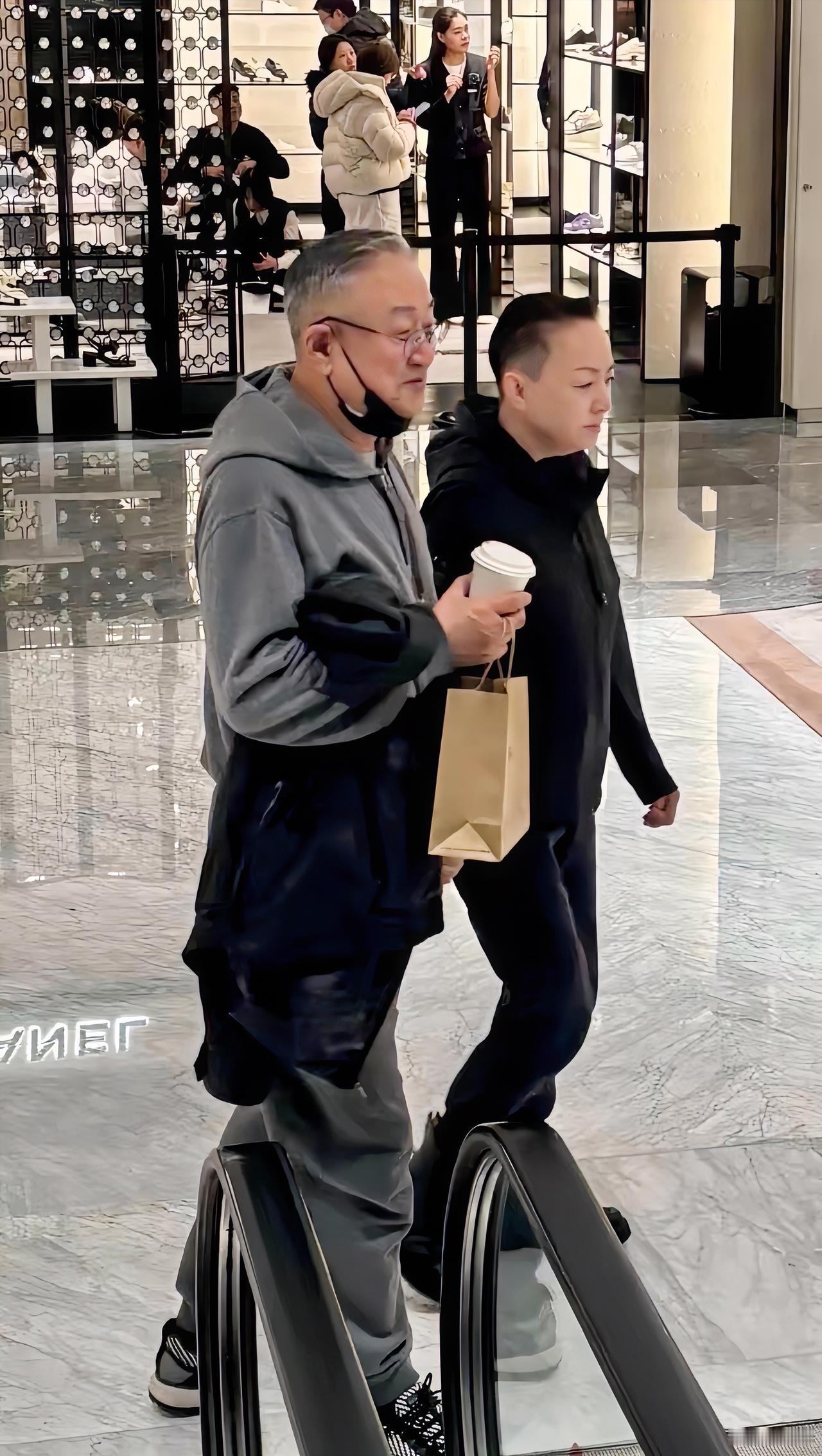 宋丹丹与三婚老公赵玉吉已经相伴27个春秋了，夫妻俩经常一起逛商场，十指紧扣着边走