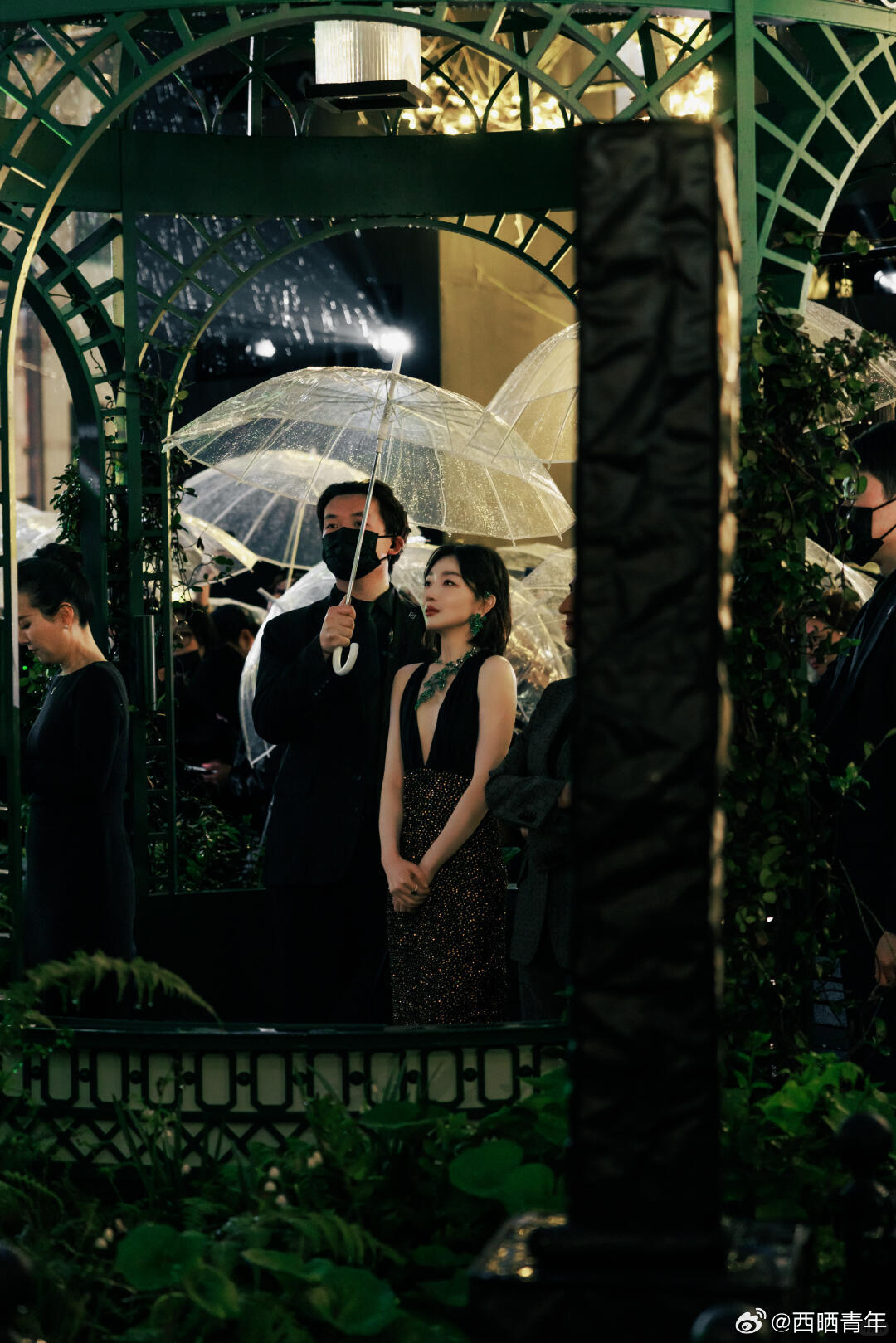 周冬雨，被摄影师抓拍的电影感瞬间。cr xhs明洋追光 