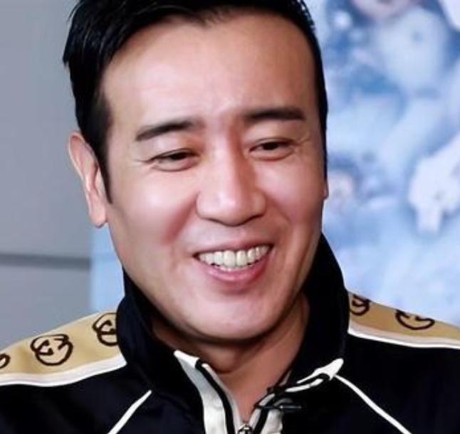 于和伟走上表演之路，源于最初对艺术的懵懂向往。早年他在抚顺话剧团当学员，从跑龙套