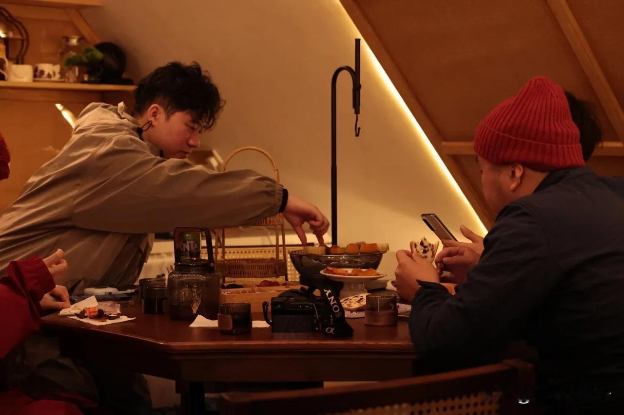 越野双湖
生一炉温火
煮一壶老茶
煨个橘子
一切都刚刚好
❣️围炉煮茶·12月1