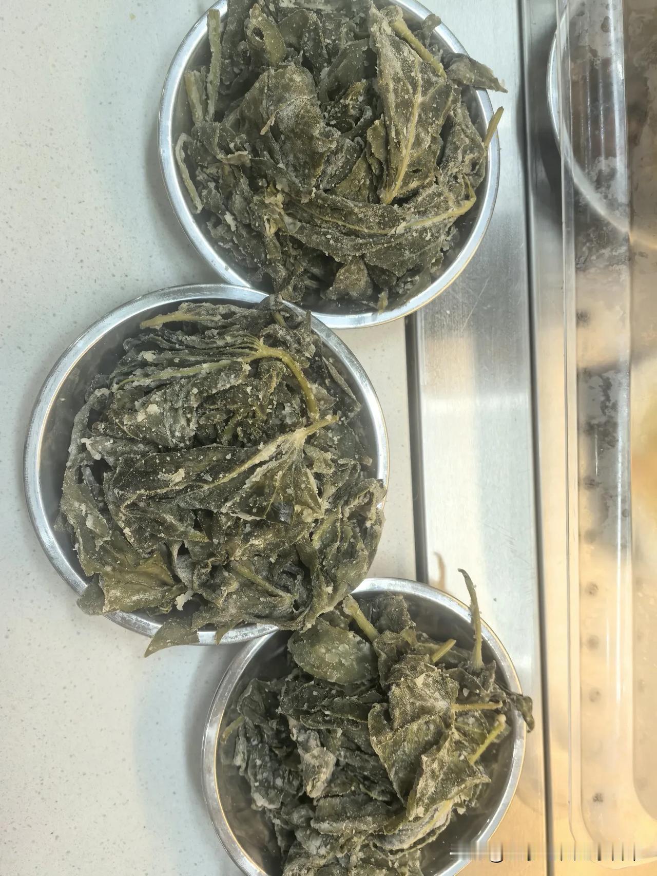 蒸红薯叶。正在青岛莱西宏远颐养中心旅居的青岛耄耋老太，每天到食堂自选时，必点一盘