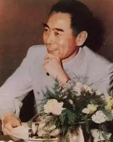 周总理唯一的儿子，隐瞒真实身份37年，直到总理去世后才被人知晓？错了，周总理和邓