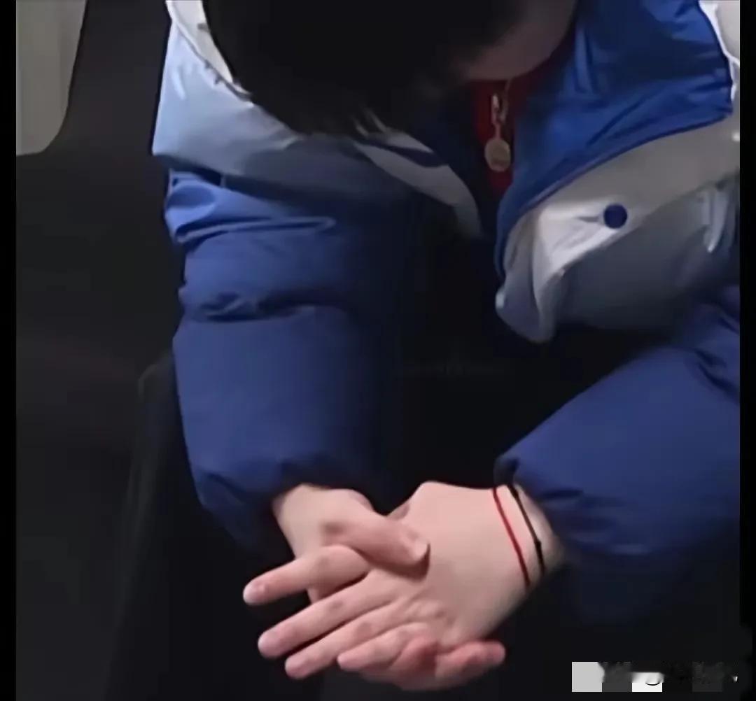 莎宝所拥有的这两条手链，可谓是意义深远！一条是永恒经典的Tiffany微笑手链，