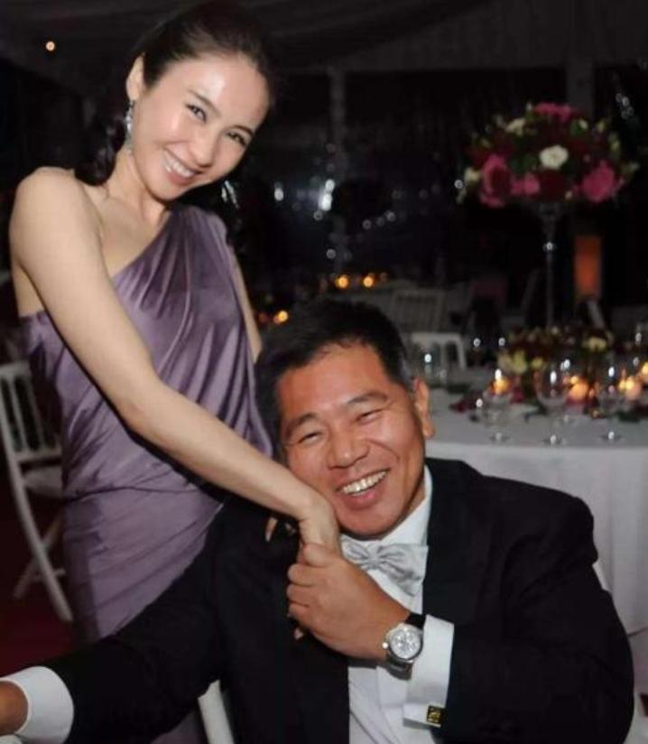 2008年，演员黎姿做生意失败，这时候弟弟又出了车祸，急需救命钱！她迫于无奈，找